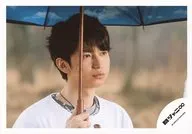 Kanjani Eight / Tadayoshi Okura / Horizontal, Bust up, Costume white, Right hand umbrella blue, Right facing, Outdoor / Official Official photo