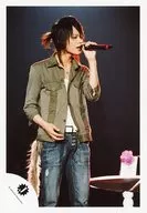 KAT TUN / Tatsuya Ueda / Live Photo, Above the Knees, Costume Khaki, Jeans, Left Hand Microphone, Below the Eyes, Hair Tie, Background Black, Logo "J" / Official Official photo