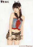 Buono!/鈴木愛理/膝上・衣装デニム・赤・体斜め・顔左向き・両手下・右手パー・2Lサイズ/Buono! LIVE 2012 “R・E・A・L”