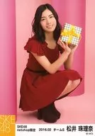 松井珠理奈/全身·蹲下·兩手拿著禮物·笑臉/SKE2016年2月度net shop限定個別生寫真「2016.02」「Valentine II」