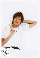 NEWS / Keiichiro Koyama / Knee-up, sitting, costume white, right hand piece, left hand head / Official Official photo