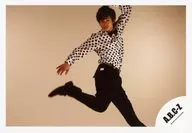 A.B.C-Z / Ryoichi Tsukada / Horizontal / Full / Shirt Black and White Dot / Mizutama / Jump / Eye Right / Official Official photo