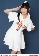 上坂堇/膝上・服装白・花朵图案印花・右侧敬礼・左腰・背景深蓝色・「上坂堇2015SUMMER」/上坂堇明信片SET第6弹