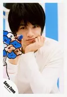 SeXyzone / Ken Nakajima / Upper body, costume white, right hand pen, left hand chin, flower illustration, background blue and white / 16 Spring Pants & Goods / Official Official photo