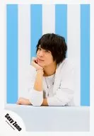 SeXyzone / Satoshi Matsushima / Upper body / Costume white / Right hand chin / Mouth closed / Background blue white / 16 Spring Pants & Goods / Official Official photo