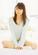 小嶋真子/全身・坐姿・服裝藍色・雙手握拳/「UTB(Uptoboy)vol.226 2015年2月號」AKB48SHOP限定特典生寫真