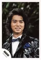 嵐/松本潤/托胸衣黑白色襯衫蝴蝶結領結身體向左視線右背景黑/公式生寫真