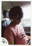 Johnny's West / Ryusei Fujii / Upper body, sitting, T-shirt pink, body facing right, sunglasses, face down, inside / 16 Haru Ryusei Fujii, Takahiro Hamada Guam off shot / Official Official photo