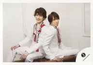 Snow Man / Tatsuya Fukazawa / Ryota Miyadate / Horizontal, Knee-Up, Sitting, Costume white and red, Fukazawa both knees, Looking around Miyadate / 15 Summer Takizawa Kabuki 10th Anniversary, Singaporean performance pamphlet photo off-shot / Official Official photo