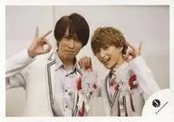 Snow Man / Ryota Miyadate, Daisuke Sakuma / Horizontal, upper body, costume white and red, one hand round, two fingers standing, Sakuma right hand Miyadate no shoulder / 15 Summer Takizawa Kabuki 10th Anniversary, Singaporean performance pamphlet photo off-shot / official Official photo