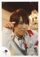 Snow Man / Ryota Miyadate / Bust up / Costume white red / black silver / fingers of the right hand holder / Face right / Body oblique / 15 Summer Takizawa Kabuki 10th Anniversary Singapore performance pamphlet photo off-shot / Official Official photo