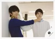 Classmate J/岩﨑大昇・髙橋優斗/横型・上半身・衣装青・白・黄色・チェック柄・岩﨑右向き・右手髙橋顎・髙橋右手岩﨑顎・背景白/ジャニーズJr.「ジャニーズ銀座2016」inシアタークリエ グッズ撮影オフショット/公式生写真