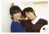 Classmate J/集合(3人)/横型・バストアップ・衣装青・黄色・赤・黒・髙橋壁に寄りかかり・和田右手壁・左向き・背景白・センター岩﨑/ジャニーズJr.「ジャニーズ銀座2016」inシアタークリエ グッズ撮影オフショット/公式生写真