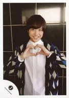 Classmate J/松井奏/上半身・衣装白・黒・青・両手でハート・歯見せ・笑顔・背景黒/ジャニーズJr.「ジャニーズ銀座2016」inシアタークリエ グッズ撮影オフショット/公式生写真