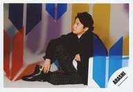 Arashi / Satoshi Ohno / Horizontal, Whole Body, Sitting, Costume Black, White, Body Facing Left, Right Knee Standing, Above the Eye, Yagasuri / 16 Spring / Summer ARASHI "Japonism Show" in ARENA Pamphlet & Goods shooting off-shot / Official Official photo