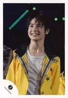 KinKan/金內柊真/現場攝影·服裝白黃黑·雙手下·視線左·笑臉/官方生寫真