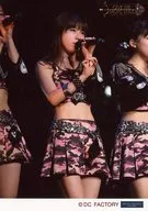 モーニング娘。’14/石田亜佑美/ライブフォト・膝上・衣装紫ピンク黒・左手マイク・目線右/モーニング娘。’14コンサートツアー秋 GIVE ME MORE LOVE ～道重さゆみ卒業記念スペシャル～
