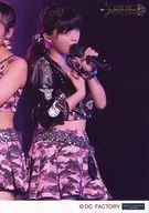 モーニング娘。’14/鈴木香音/ライブフォト・膝上・衣装紫ピンク黒・右手胸元・左手マイク・目線右/モーニング娘。’14コンサートツアー秋 GIVE ME MORE LOVE ～道重さゆみ卒業記念スペシャル～
