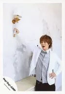 Hey! Say! JUMP / Daiki Arioka / Above-the-knee ・ Costume white ・ Black ・ Gray ・ Bow tie ・ Right hand lighting ・ Left hand waist ・ Mouth open ・ Background white / Official Official photo