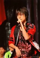 7WEST/重岡大毅/ライブフォト・上半身・衣装赤 黒・右手腹・左手マイク・体正面・目線右/公式生写真