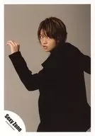 SexyZone/菊池风磨/上半身衣服黑色身体向左，左手向上，视线右，背景灰色/正式生写真