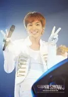 SUPER JUNIOR/LEE TEUK / Live photo / upper body / costume platinum / two hand piece / right hand microphone / smile / "SUPER SHOW3 SUPER JUNIOR THE 3rd ASIA TOUR" photo choice