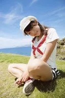 AeLL./篠崎愛/全身・座り・あぐら・衣装白・赤・帽子・左向き・両手重ね・植物・海・ポストカードサイズ/公式生写真