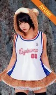 Ayumi Kurikamaki / Ayumi / acima do joelho / abaixo de ambas as mãos / fundo cinza / faixa amarela / CD "Amigo para sempre" Privilégio Trekker