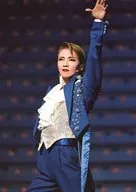 宝冢歌剧团/和央叶华/演唱会照片·膝上·服装蓝色·燕尾服·左手上举·后台阶·2L尺寸/「宝冢歌剧团」官方生写真