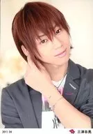 D2 / Ryo Mitsuya / Bust Up / Costume Gray / White / Left Wrist / Face Tilt / 「 2011.04 」 / Official Official photo