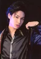 法月康平(队列)/上半身衣服黑、蓝、左肩、夹外套、背景黑、角色快照/舞台剧