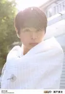 D-BOYS/瀬戸康史/バストアップ・衣装白・布・口閉じ・「2015.08」/WE SHOP限定ブロマイド