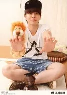 D-BOYS/高橋龍輝/全身・あぐら・衣装白・帽子・右腕にライオン・両手前・足元にくまのぬいぐるみ・背景白・「2015.10」/D-BOYSオフィシャルブロマイド～アニマルコーデ～