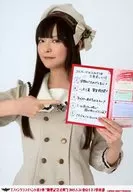 上坂すみれ/上半身・衣装白・左手「生産者の心得」を指差し/「ファンクラブイベント 第1弾 “開墾記念式典“」2015.5.24 東京キネマ倶楽部」ファンクラブ会員限定販売 『コル玉代表の写真セット』