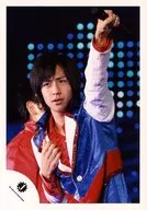 Hey! Say! JUMP / Hikaru Yaotome / Live Photo / Bust Up / Costume Blue / Red / White / Right Hand Chest / Left Hand Microphone Above / Official Official photo