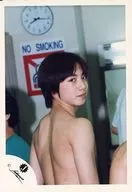 ジャニーズ/小原裕貴/バストアップ・振り返り・裸・周り人/公式生写真