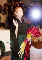 寶塚歌劇團(宙組)/鳳凰稀旗/演唱會照片·膝上·服裝黑·褲裙綠·右上·左手花束·身體向右·退團游行·2L尺寸/"寶塚歌劇團>正式生寫真