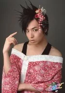 SHOWTA./豐胸衣紅.黑.花朵圖案·右食指立·左右肘·背景灰色/「SHUNPU Gaiden~春風外傳~」明信片