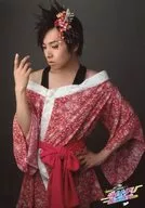 蒼井翔太(桃奴)/上半身・衣装赤.黒.花柄・右手曲げ・左手腰・背景グレー/「SHUNPU Gaiden～春風外伝～」ブロマイド