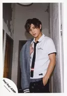 Hey! Say! JUMP / Ryosuke Yamada / Upper body / Shirt white / Tie black / Right hand jacket / Left hand pocket / Back door / Background white / Official Official photo