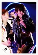 7 WEST / Tomohiro Kamiyama / Live Photo / Above Knee / Costume Gold / Black / Fur / Left Hand Back Piece / Body Facing Left / Eye View Right / Official Official photo