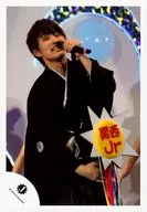 7 WEST/神山智洋/現場照片・膝上・服裝黑・裙褲・右手麥剋風支架・左手麥剋風・身體向右・視線正麵/公式生寫真