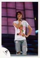 Arashi / Masaki Aiba / Live Photo / Above the Knee / Costume T-Shirt White / Right Hand Microphone / Left Hand Hip / Smile / Official Official photo