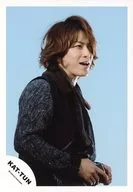 KAT-TUN/龟梨和也/上半身・服裝黑色・灰色・茶色・兩手盒・身體向右・開口・視線上・背景淺藍色/正式生寫真