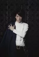 矢崎广(麦克白)/膝上・服装白・黑・左肩・背景黑/舞台「MACBETH」明信片