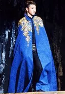 矢崎广(麦克白)/现场照片·全身·服装蓝色・黑色・金色・向右・闭口・背景黑色/舞台「MACBETH」舞台照片