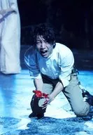 矢崎廣(麥剋白)/現場照片·全身·跪坐·服裝白·開口/舞台「MACBETH」舞台照片
