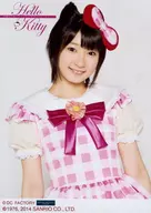 Juice=Juice/宮本佳林/上半身・衣装白ピンク・両手下・首傾げ・背景白・2Lサイズ/演劇女子部 「ミュージカル 恋するハローキティ」