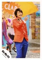 Kis-My-Ft2 / Wataru Yokoo / Above Knee / Costume Orange / Black / White / Right Facing / Right Finger Pointing / Opening Mouth / Album "I Scream" Jacque Shooting & "YES! I Scream" MV Shooting / Official Official photo