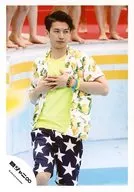 Kanjani Eight / Tadayoshi Okura / Above-the-knee ・ Costume white yellowish green ・ Lemon pattern ・ Double-breasted ・ Body facing left ・ Eye view right ・ Pool / "Sin to Summer" PV & Jacque Photo / Official Official photo